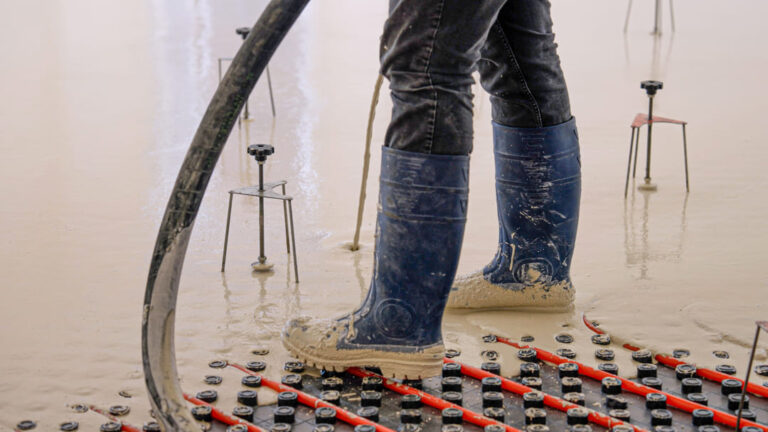 dettaglio-getto-massetto-e-stivali-da-lavoro-01