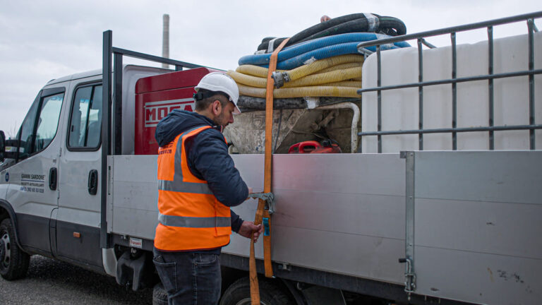 operaio-scarico-attrezzature-cantiere